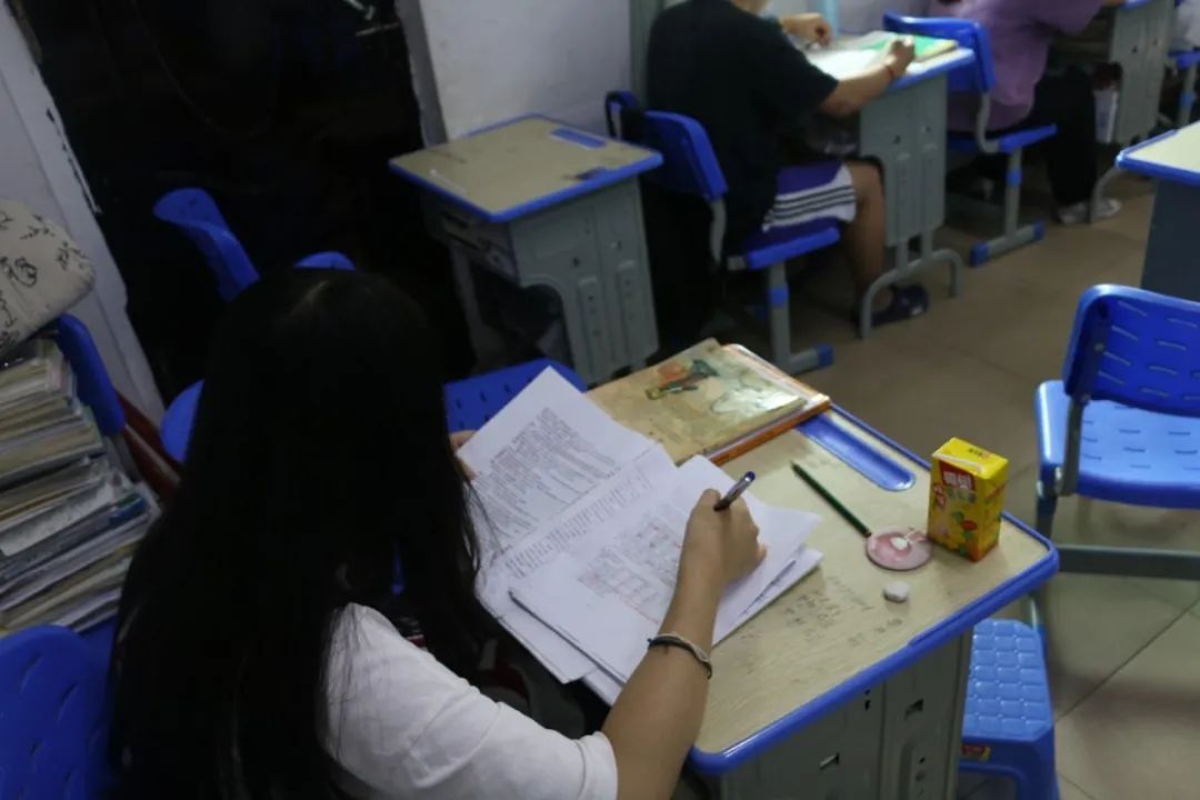 聚力拼搏 綻放七月——?？邳S岡金盤高級中學(xué)舉行高三二?？荚?  /></p>
</section>
<section style=