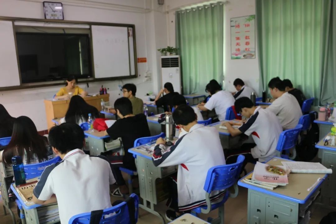 聚力拼搏 綻放七月——?？邳S岡金盤(pán)高級(jí)中學(xué)舉行高三二?？荚?  /></p>
</section>
<section >
<p><br  /></p>
</section>
<section style=