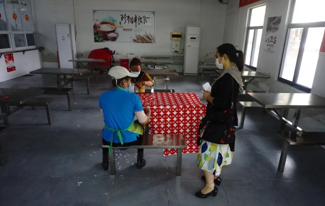 省教育廳韓主任一行蒞臨黃岡金盤高級(jí)中學(xué)開展2020春季開學(xué)復(fù)課專項(xiàng)檢查工作