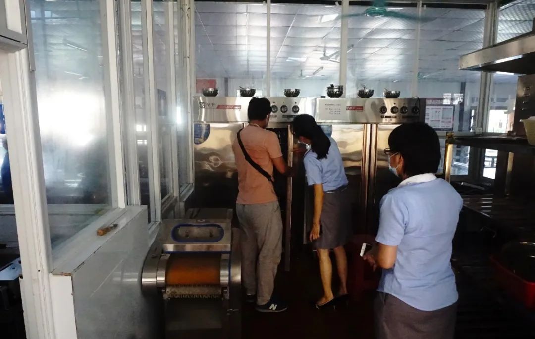 ?？谑惺袌霰O(jiān)督管理局來我校開展學校食堂專項檢查工作
