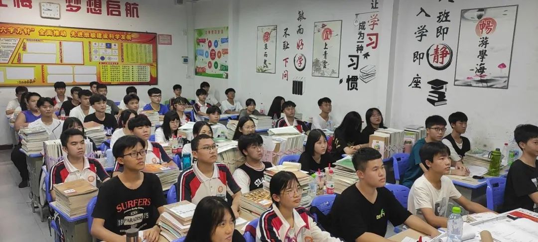 ?？邳S岡金盤(pán)高級(jí)中學(xué)開(kāi)展”共建平安校園，預(yù)防校園欺凌“主題班會(huì)