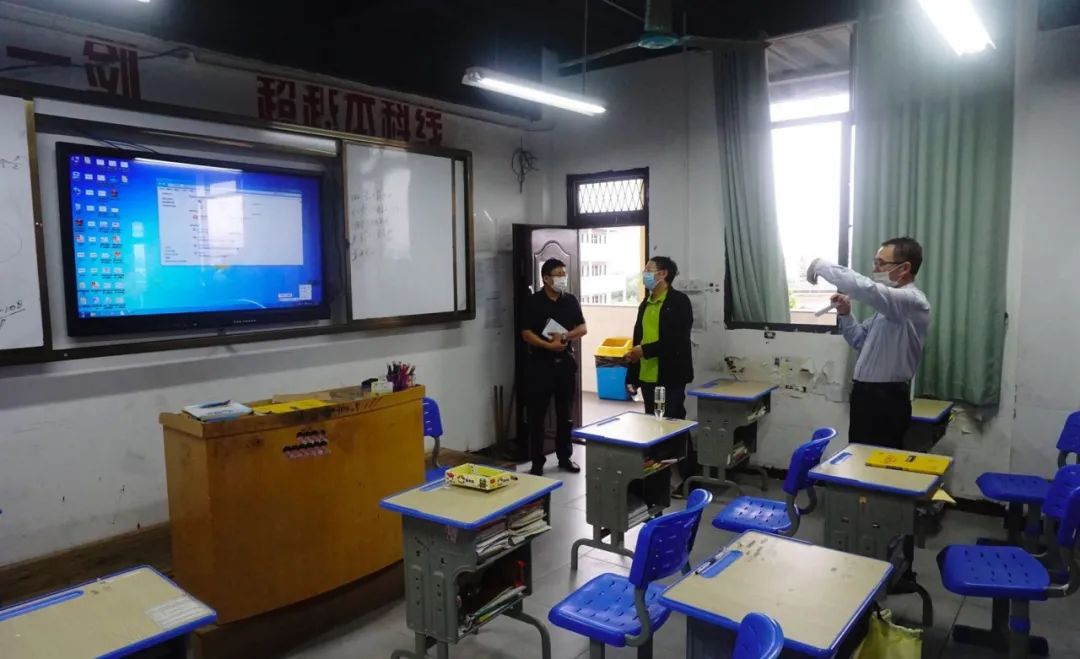 省教育廳韓主任一行蒞臨黃岡金盤高級(jí)中學(xué)開展2020春季開學(xué)復(fù)課專項(xiàng)檢查工作 省教育廳韓主任一行蒞臨黃岡金盤高級(jí)中學(xué)開展2020春季開學(xué)復(fù)課專項(xiàng)檢查工作