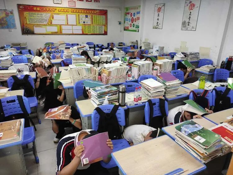 有備無患防患未然  應(yīng)急有方遇險不慌——?？邳S岡金盤高級中學(xué)開展防震應(yīng)急疏散演練
