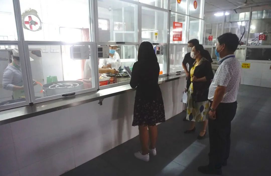 省教育廳韓主任一行蒞臨黃岡金盤高級(jí)中學(xué)開展2020春季開學(xué)復(fù)課專項(xiàng)檢查工作