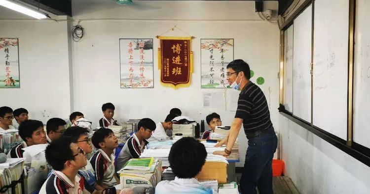 助力教學(xué) 沖刺高考——海南華僑中學(xué)、?？邳S岡金盤(pán)高級(jí)中學(xué)舉行高考備考研討會(huì)