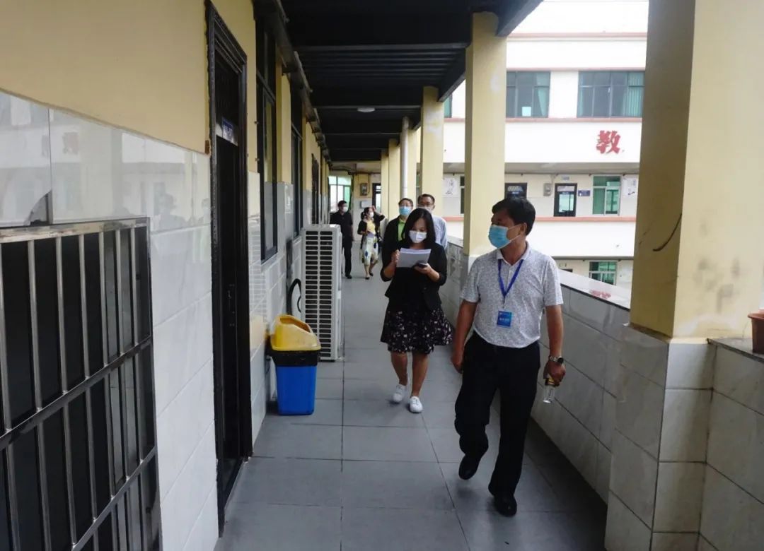 省教育廳韓主任一行蒞臨黃岡金盤高級(jí)中學(xué)開展2020春季開學(xué)復(fù)課專項(xiàng)檢查工作 省教育廳韓主任一行蒞臨黃岡金盤高級(jí)中學(xué)開展2020春季開學(xué)復(fù)課專項(xiàng)檢查工作