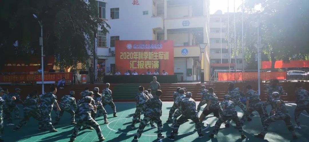 迷彩青春 乘風起航——記?？邳S岡金盤高級中學初中部2020級新生軍訓總結(jié)大會