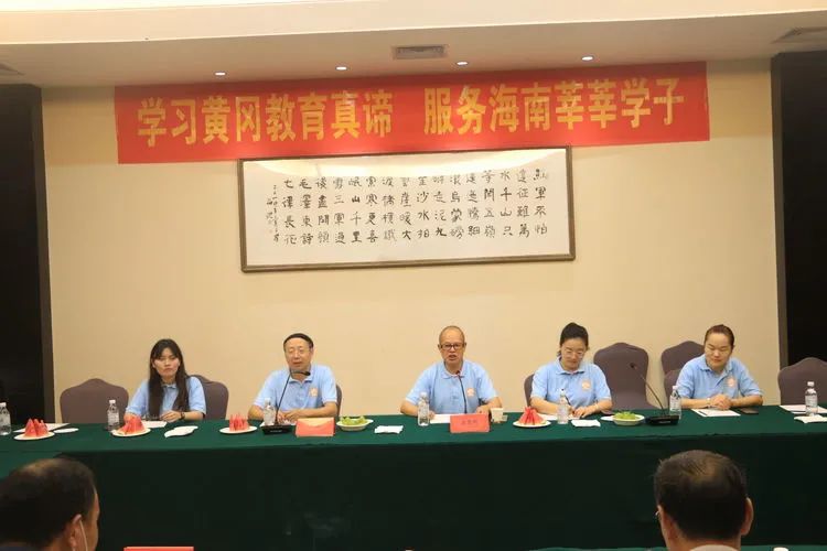 參觀學(xué)習(xí)取真經(jīng) 借鑒經(jīng)驗(yàn)促提升——?？邳S岡金盤高級(jí)中學(xué)赴黃岡中學(xué)研修交流