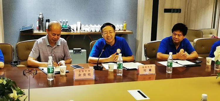 在教授縣學(xué)習(xí)教育 育海南島精英人才——?？邳S岡金盤高級(jí)中學(xué)赴蘄春一中研修