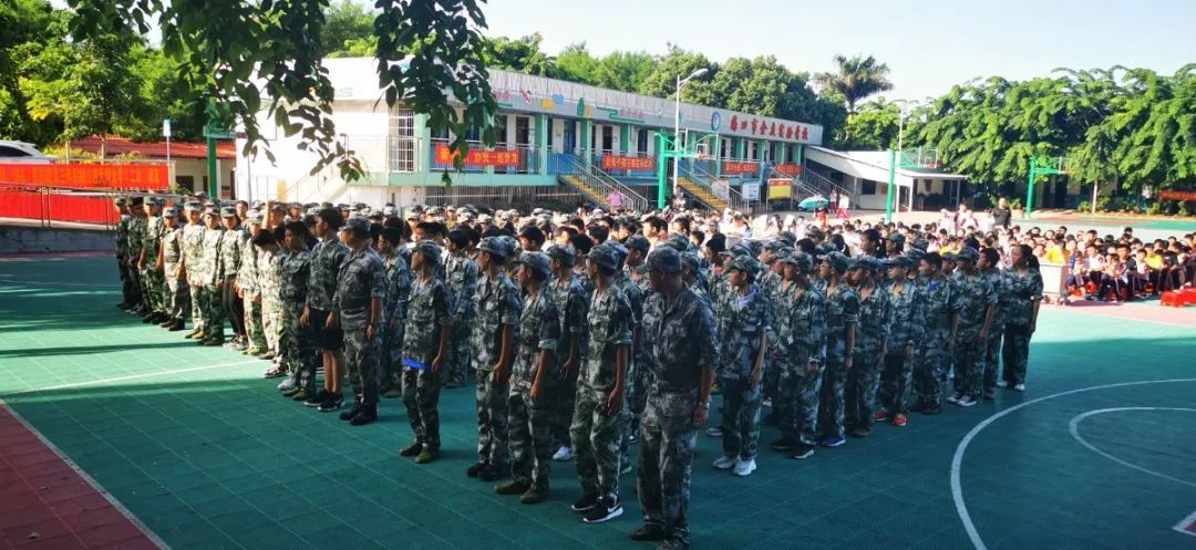 迷彩青春 乘風起航——記?？邳S岡金盤高級中學初中部2020級新生軍訓總結(jié)大會