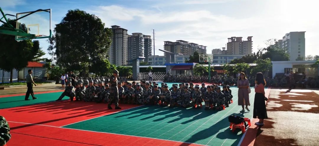 意氣風(fēng)發(fā) 展我新顏——?？邳S岡金盤高級(jí)中學(xué)2020級(jí)新生開學(xué)典禮暨軍訓(xùn)動(dòng)員大會(huì)