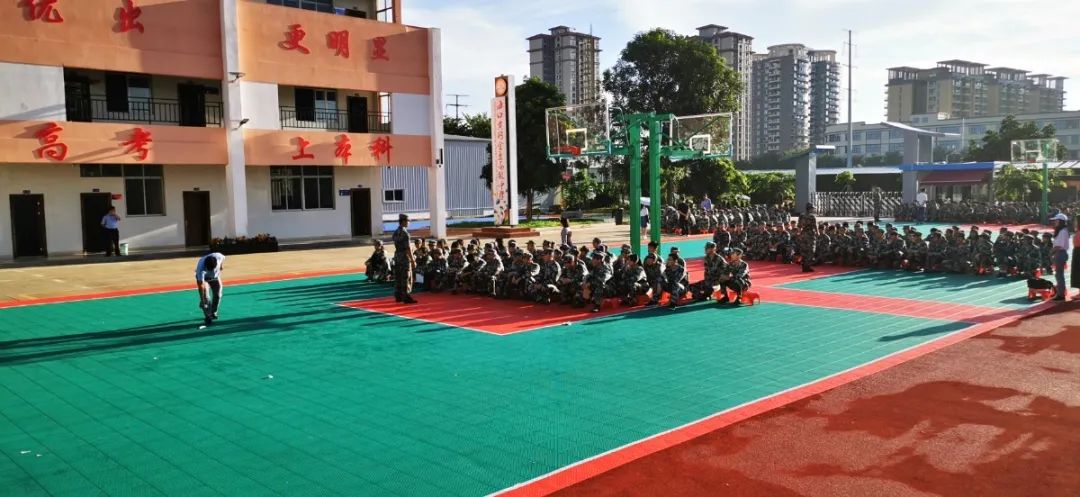 意氣風(fēng)發(fā) 展我新顏——?？邳S岡金盤高級(jí)中學(xué)2020級(jí)新生開學(xué)典禮暨軍訓(xùn)動(dòng)員大會(huì)