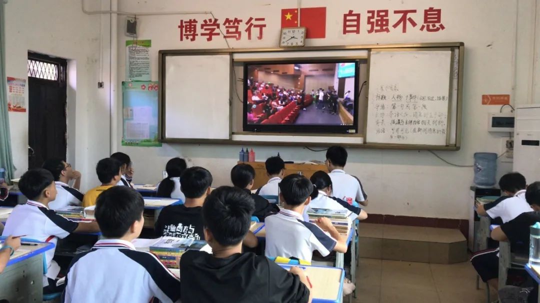 長鳴消防安全警鐘 筑牢防火防災(zāi)墻壁——?？邳S岡金盤高級中學(xué)組織全體師生觀看消防安全公開課