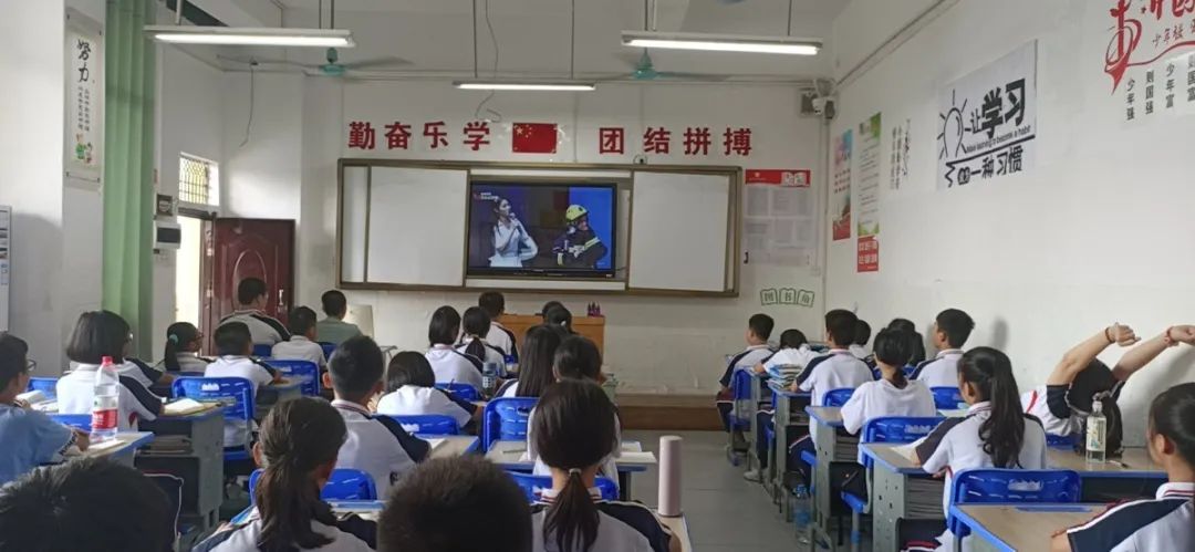 長鳴消防安全警鐘 筑牢防火防災(zāi)墻壁——?？邳S岡金盤高級中學(xué)組織全體師生觀看消防安全公開課