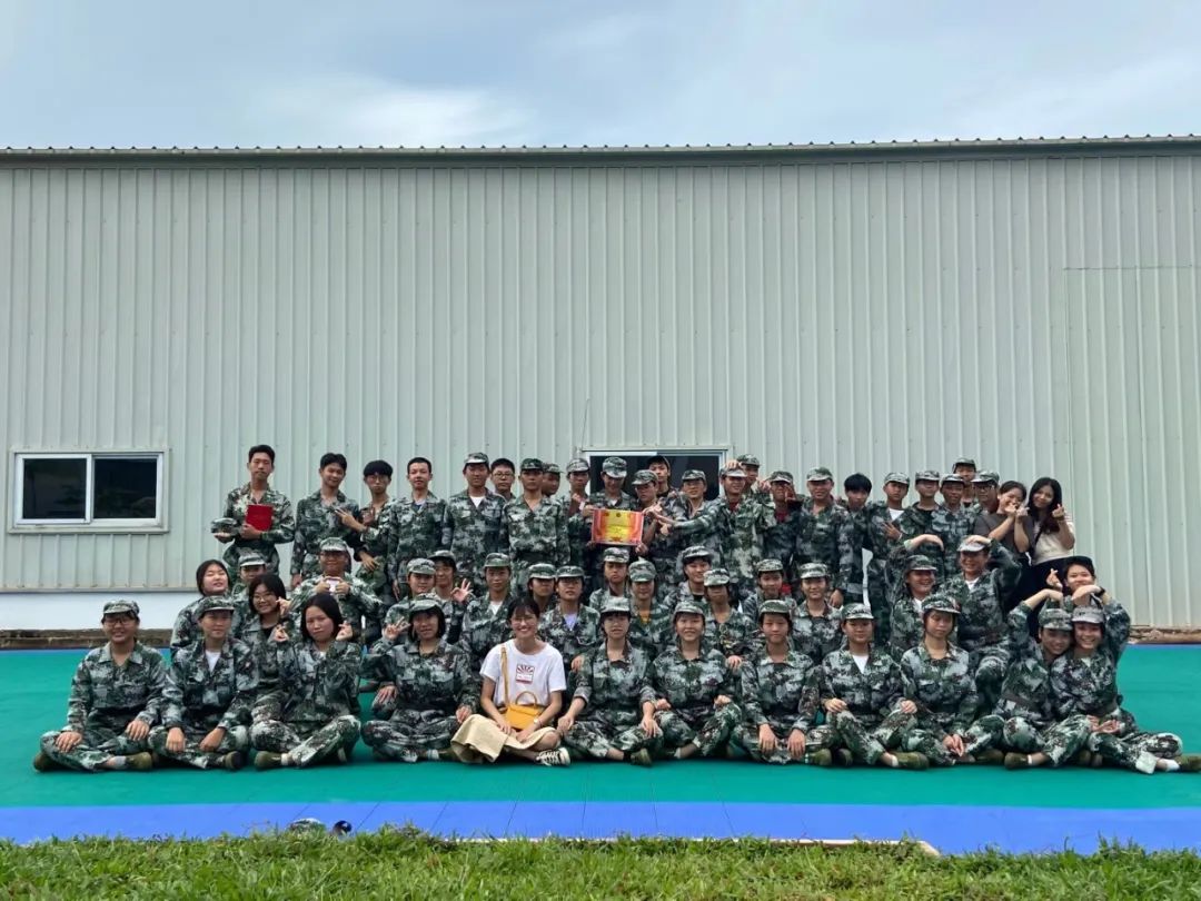 沙場(chǎng)點(diǎn)兵展英姿，燃我青春立遠(yuǎn)志——?？邳S岡金盤高級(jí)中學(xué)2020級(jí)新生軍訓(xùn)匯報(bào)表演暨總結(jié)表彰大會(huì)