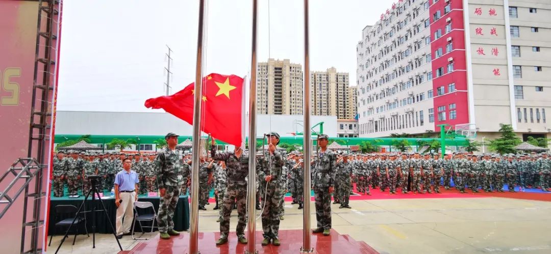 沙場(chǎng)點(diǎn)兵展英姿，燃我青春立遠(yuǎn)志——?？邳S岡金盤高級(jí)中學(xué)2020級(jí)新生軍訓(xùn)匯報(bào)表演暨總結(jié)表彰大會(huì)