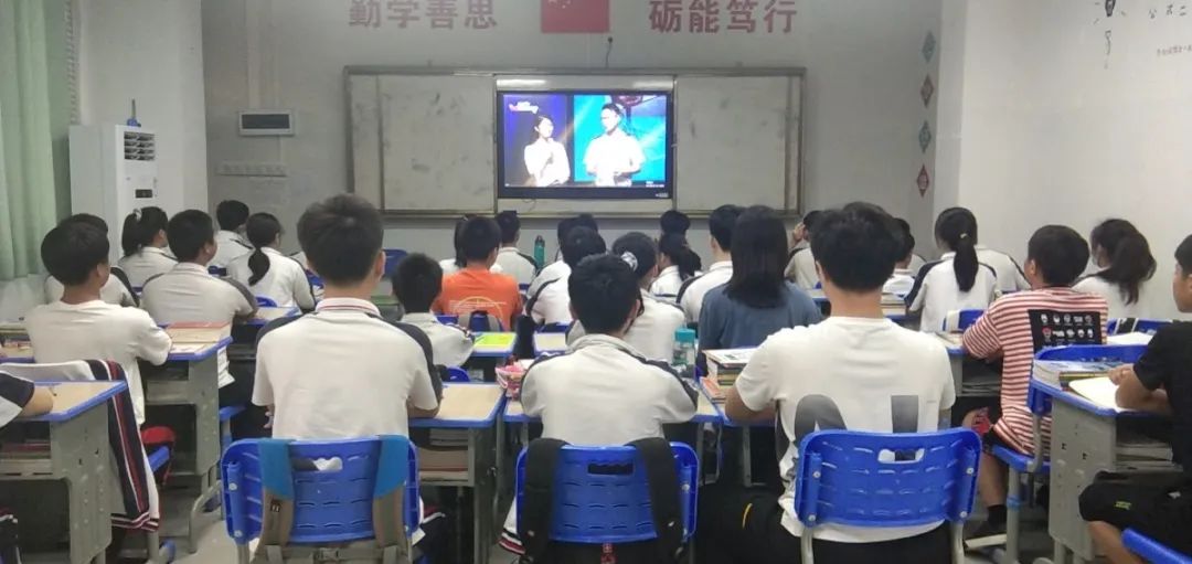長鳴消防安全警鐘 筑牢防火防災(zāi)墻壁——?？邳S岡金盤高級中學(xué)組織全體師生觀看消防安全公開課