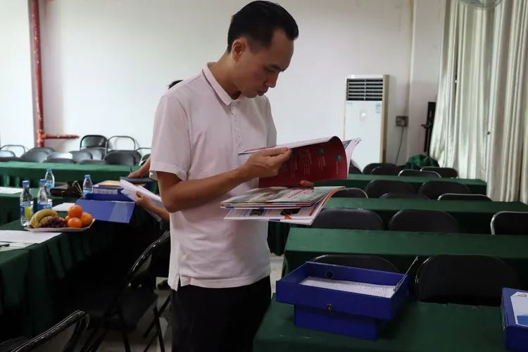 年檢促前行 乘勢(shì)再揚(yáng)帆——?？邳S岡金盤高級(jí)中學(xué)迎接市教育局年檢工作檢查指導(dǎo)