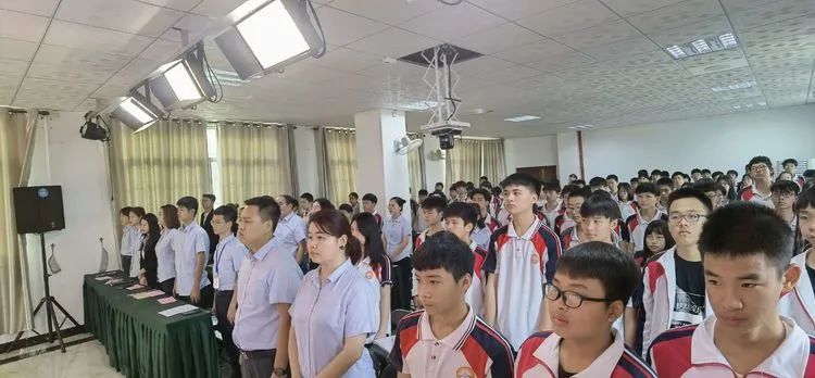 志同心相連，揮汗戰(zhàn)百天——海口黃岡金盤高級中學決戰(zhàn)中考百日誓師大會