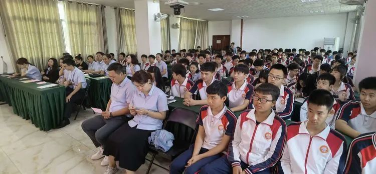 志同心相連，揮汗戰(zhàn)百天——海口黃岡金盤高級中學決戰(zhàn)中考百日誓師大會