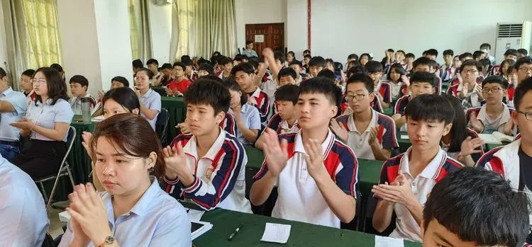 志同心相連，揮汗戰(zhàn)百天——海口黃岡金盤高級中學決戰(zhàn)中考百日誓師大會