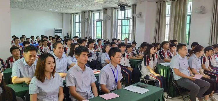 志同心相連，揮汗戰(zhàn)百天——?？邳S岡金盤高級中學決戰(zhàn)中考百日誓師大會