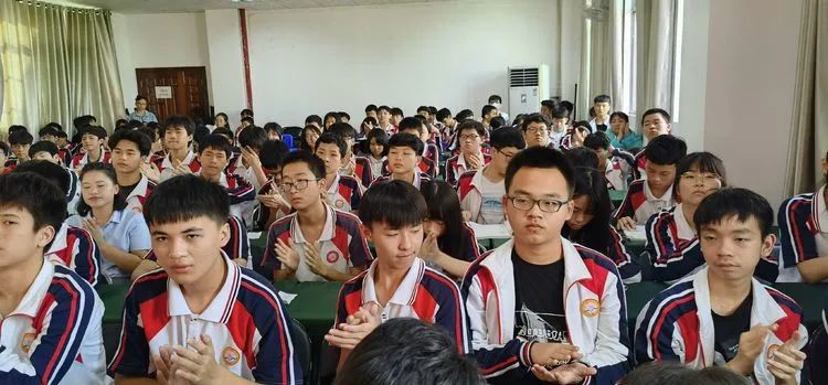 志同心相連，揮汗戰(zhàn)百天——?？邳S岡金盤高級中學決戰(zhàn)中考百日誓師大會