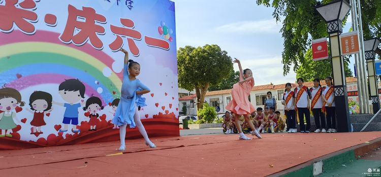 “展風(fēng)采 慶六一”|?？邳S岡金盤高級(jí)中學(xué)初中小學(xué)部慶六一活動(dòng)暨新少先隊(duì)員入隊(duì)儀式