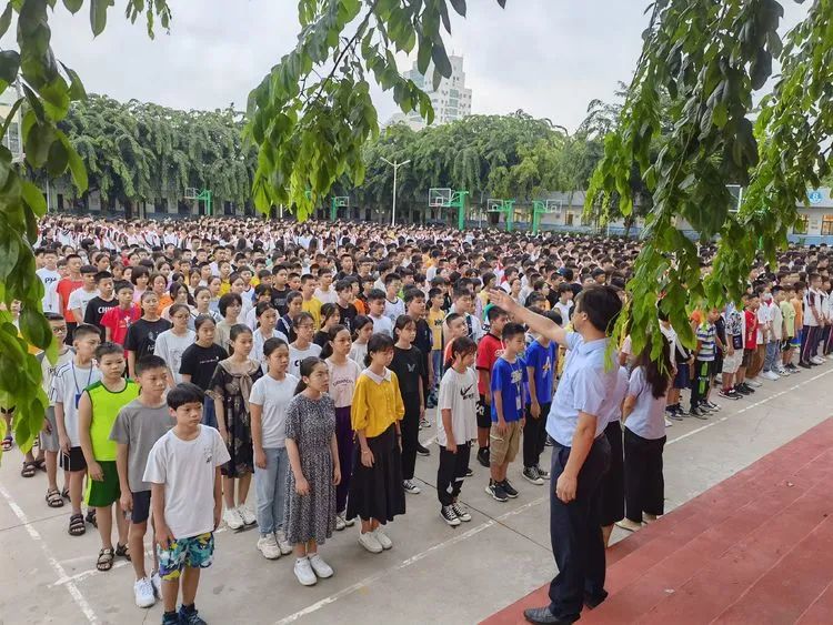 揚(yáng)帆啟航新征程——海口黃岡金盤高級中學(xué)初中部秋季學(xué)期第一次升國旗儀式