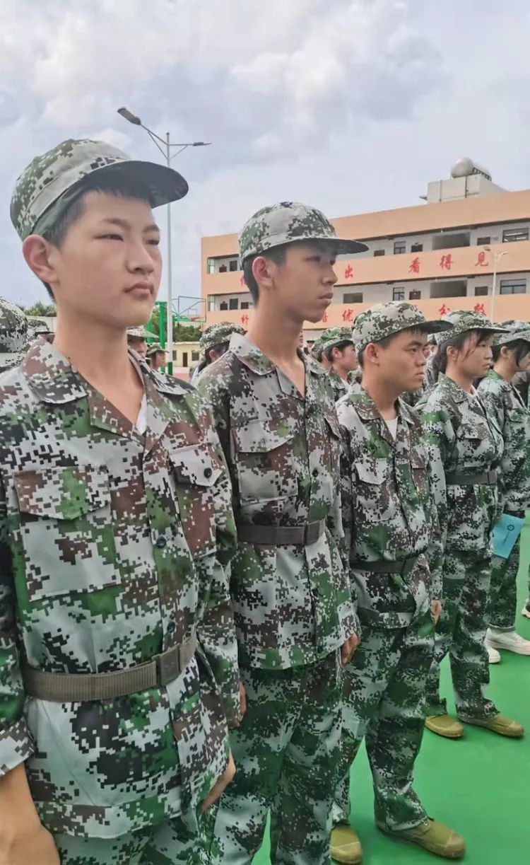 ?迷彩軍訓，青春蛻變——?？邳S岡金盤高級中學2021級高一年級軍訓