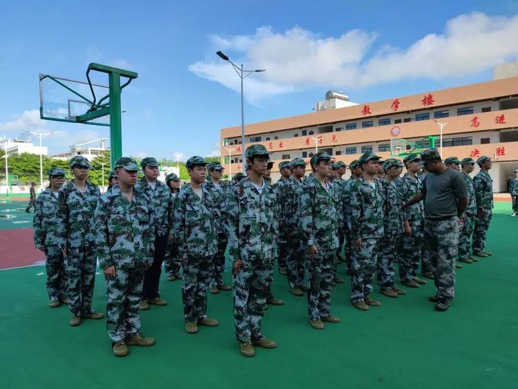 ?迷彩軍訓，青春蛻變——?？邳S岡金盤高級中學2021級高一年級軍訓