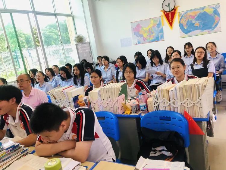 【校園動態(tài)】以教促學 引領方向——記?？谑薪膛嘣毫_家富老師蒞臨?？邳S岡金盤高級中學指導教學工作