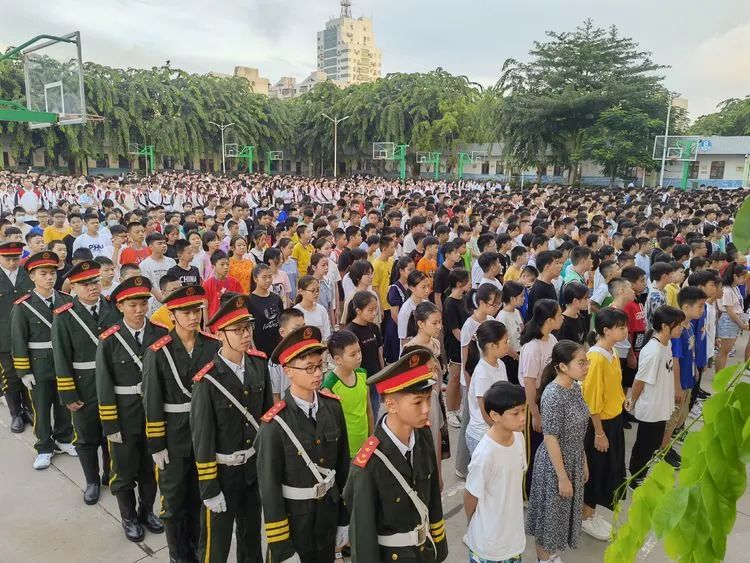揚(yáng)帆啟航新征程——?？邳S岡金盤高級中學(xué)初中部秋季學(xué)期第一次升國旗儀式