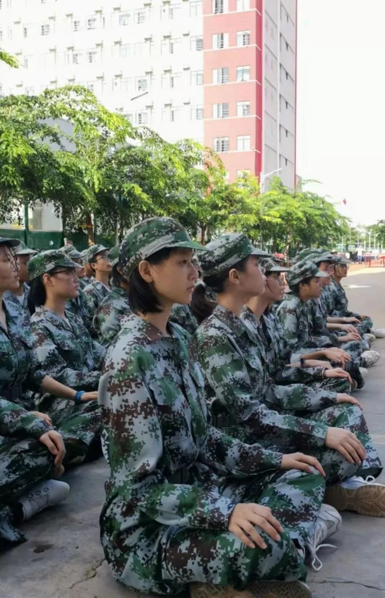 ?迷彩軍訓，青春蛻變——海口黃岡金盤高級中學2021級高一年級軍訓