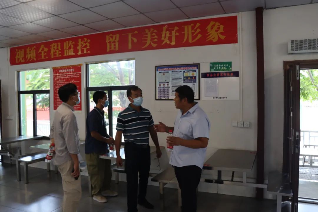 護航新學期——?？谑惺袌霰O(jiān)督管理局龍華分局來我校開展學校食堂食品安全檢查工作