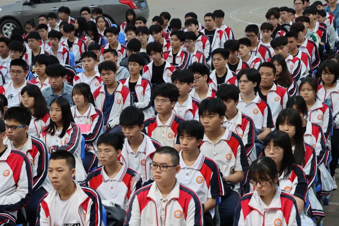 【校園動(dòng)態(tài)】十年寒窗豐羽翼，今朝搏擊翱長空——海口黃岡金盤高級(jí)中學(xué)舉行2022屆高三200天誓師暨期中考試總結(jié)表彰大會(huì)
