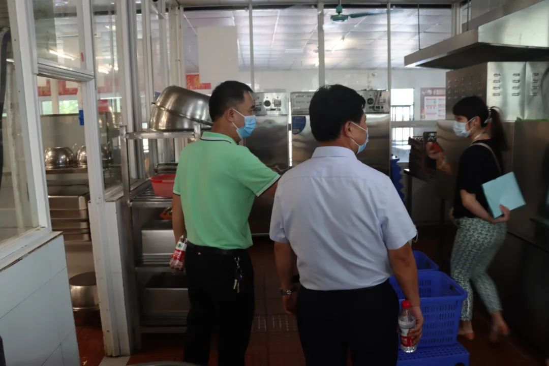 護航新學期——?？谑惺袌霰O(jiān)督管理局龍華分局來我校開展學校食堂食品安全檢查工作