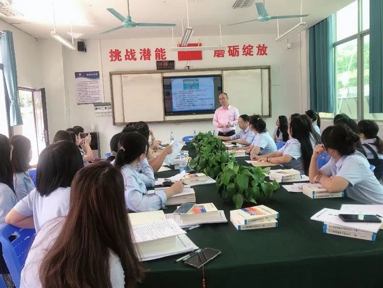 【校園動態(tài)】以教促學 引領方向——記?？谑薪膛嘣毫_家富老師蒞臨?？邳S岡金盤高級中學指導教學工作