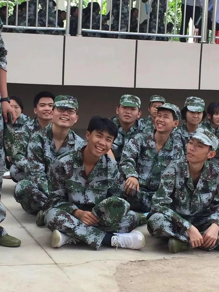 ?迷彩軍訓，青春蛻變——?？邳S岡金盤高級中學2021級高一年級軍訓
