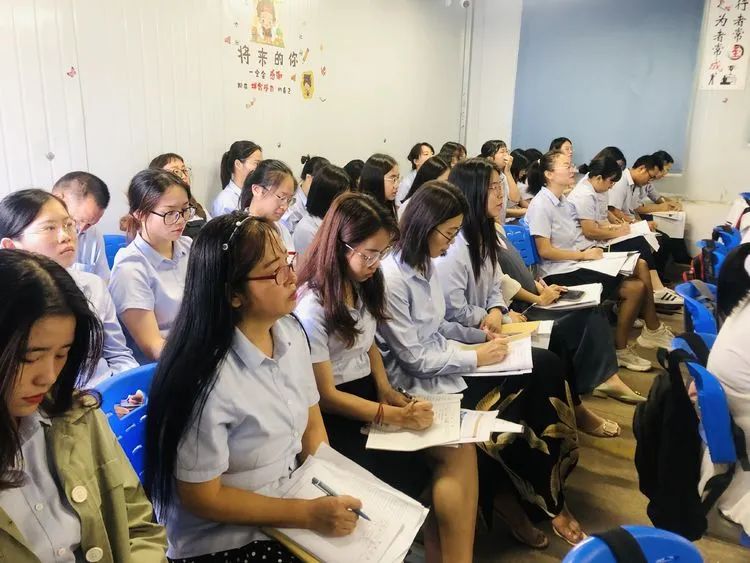 【校園動態(tài)】以教促學 引領方向——記?？谑薪膛嘣毫_家富老師蒞臨?？邳S岡金盤高級中學指導教學工作