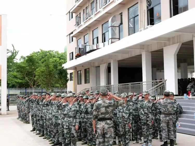 ?迷彩軍訓，青春蛻變——海口黃岡金盤高級中學2021級高一年級軍訓