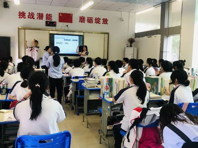 【校園動態(tài)】以教促學 引領方向——記海口市教培院羅家富老師蒞臨?？邳S岡金盤高級中學指導教學工作