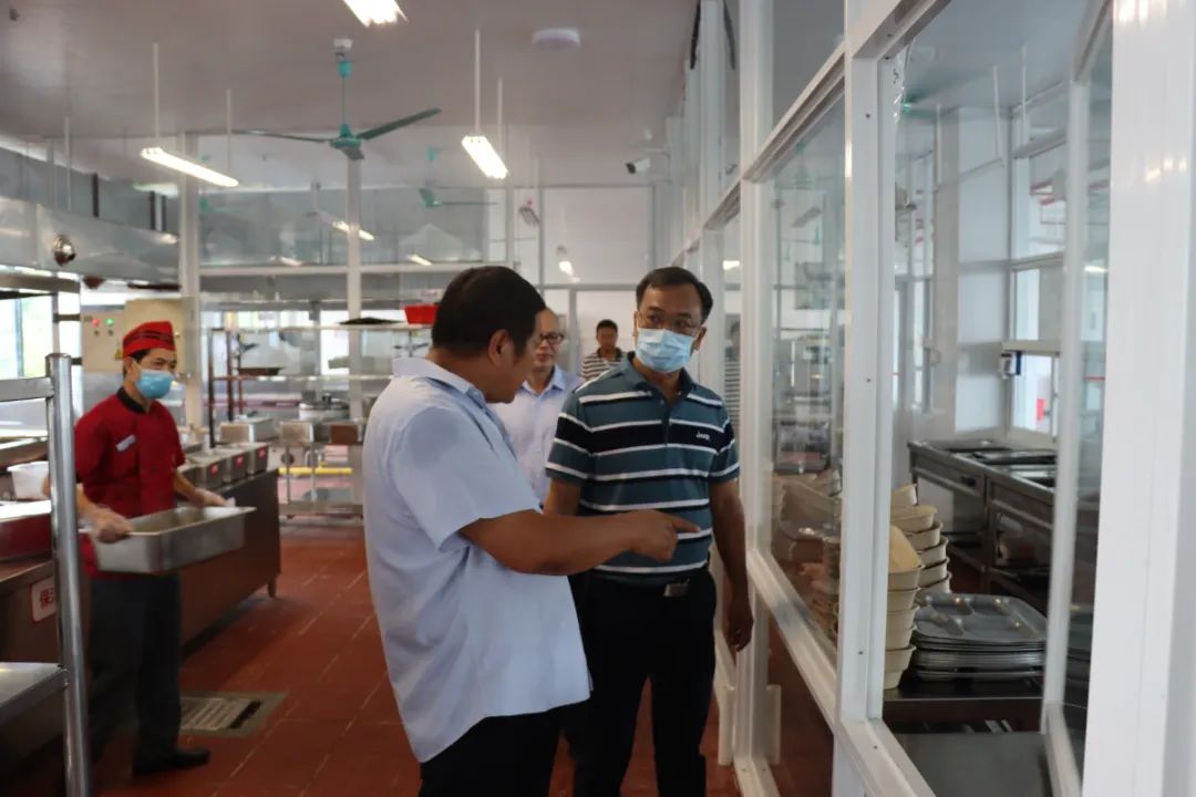 護航新學期——?？谑惺袌霰O(jiān)督管理局龍華分局來我校開展學校食堂食品安全檢查工作