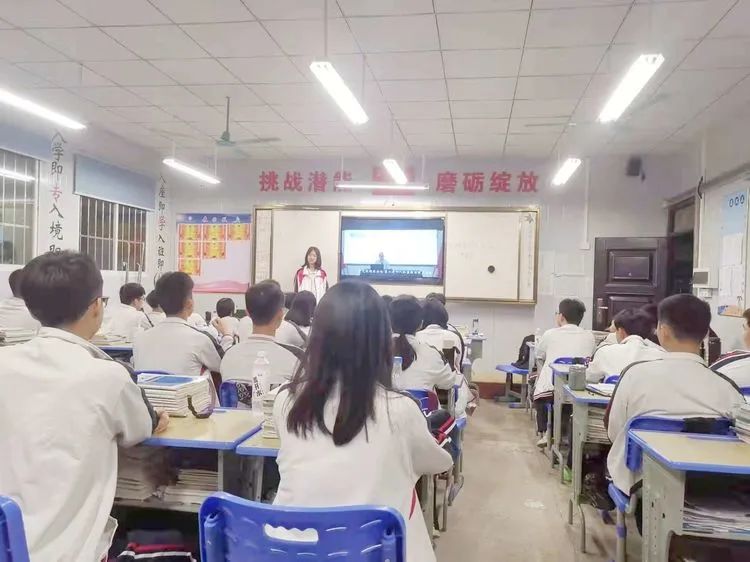【學(xué)生動(dòng)態(tài)】安全無小事 事關(guān)你我他——海口黃岡金盤高級(jí)中學(xué)安全教育主題班會(huì)
