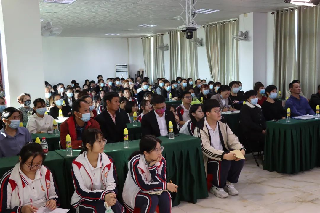 【校園動態(tài)】家校協(xié)力 共筑未來——?？邳S岡金盤高級中學(xué)召開高中部學(xué)生家長會