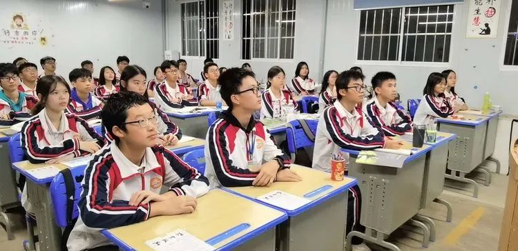 【學(xué)生動(dòng)態(tài)】安全無小事 事關(guān)你我他——海口黃岡金盤高級(jí)中學(xué)安全教育主題班會(huì)