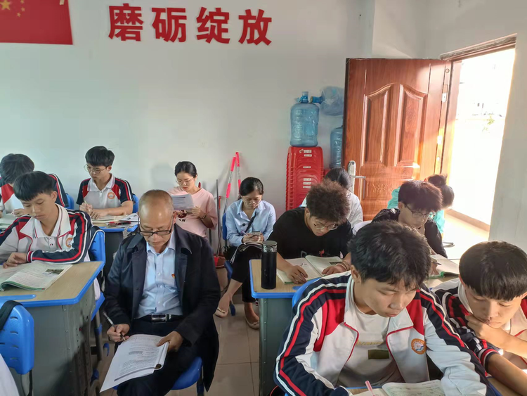 【教師風(fēng)采】賽課磨礪促花開，三尺講臺展風(fēng)采——?？邳S岡金盤高級中學(xué)教師賽課活動