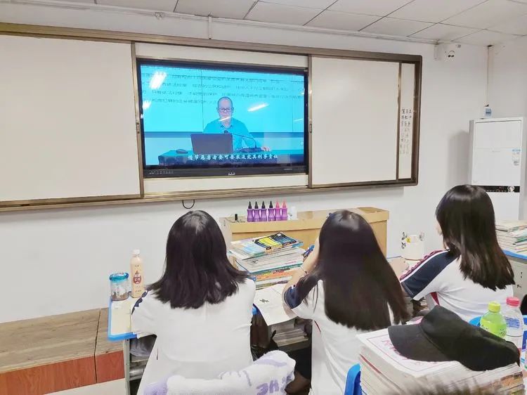 【學(xué)生動(dòng)態(tài)】安全無小事 事關(guān)你我他——海口黃岡金盤高級(jí)中學(xué)安全教育主題班會(huì)