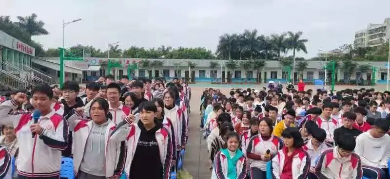 【校園新聞】決戰(zhàn)百日 誓創(chuàng)輝煌：?？邳S岡金盤(pán)高級(jí)中學(xué)舉行2022屆高考百日沖刺誓師大會(huì)